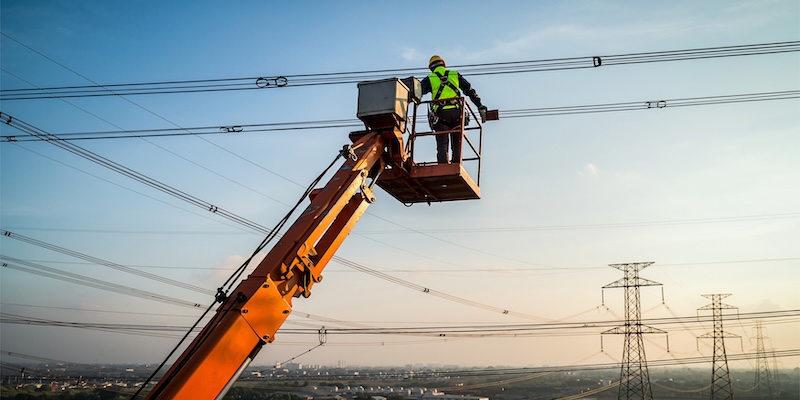 aerial lift emergency procedures for aerial lift power line accident and what to do if a lift hits power lines